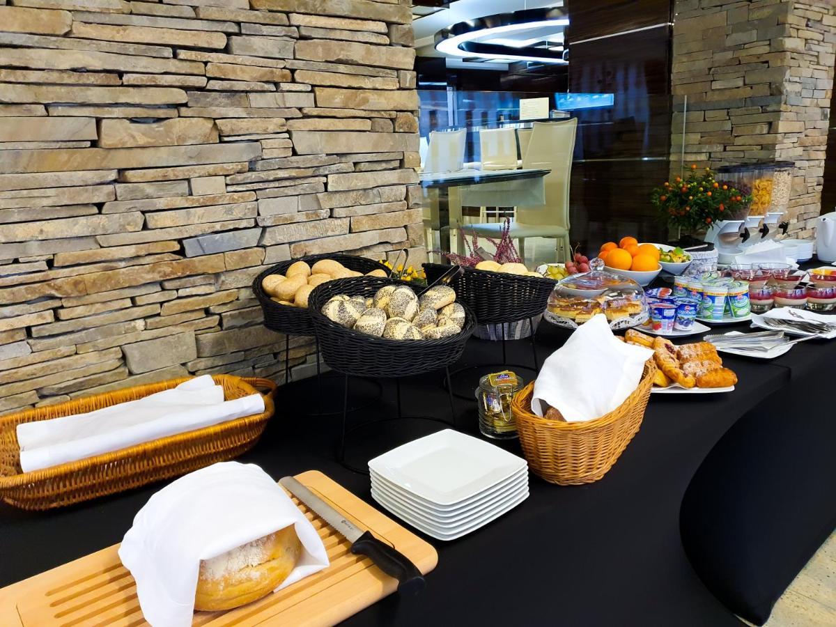 Rysy Boutique Hotel Закопане Экстерьер фото A buffet at a hotel